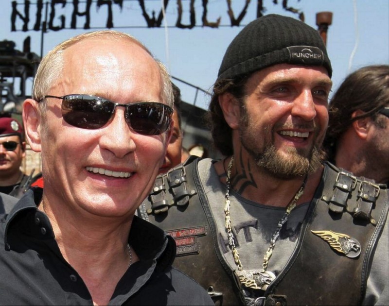 Grupa motociklista članova ruskog udruženja “Noćni vukovi”, čiji je počasni član i predsednik Ruske Federacije Vladimir Putin